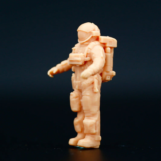 1:64 / 1:87 Mini Astronaut Model – DIY Paintable Figurine